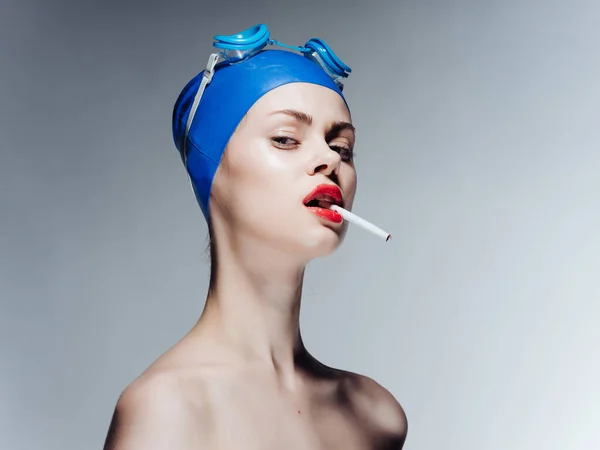 Mujer atleta con los hombros desnudos labios rojos fuma un cigarrillo Profesional — Foto de Stock