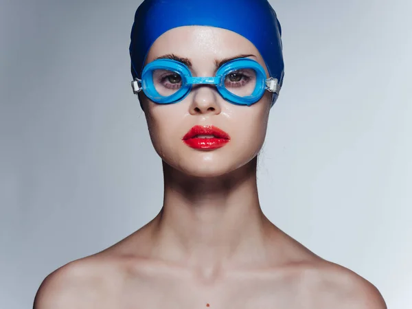 Yüzme gözlükleri takan atletik kadın egzersiz stüdyosu — Stok fotoğraf