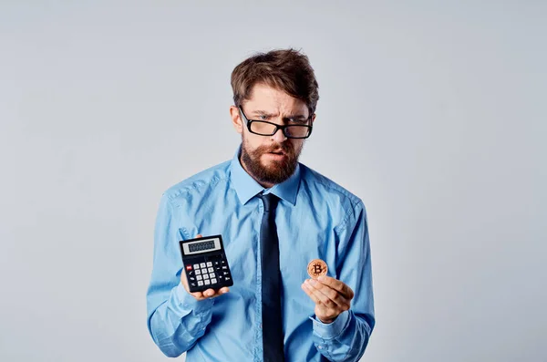 Geschäftsmann im Hemd mit Krawatte arbeitet Kryptowährung Bitcoin Unternehmer — Stockfoto