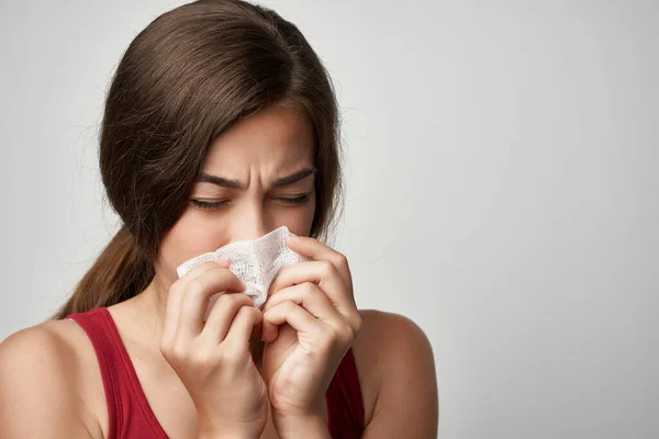 Frau mit Erkältungsproblemen Behandlung einer Allergie-Infektion — Stockfoto