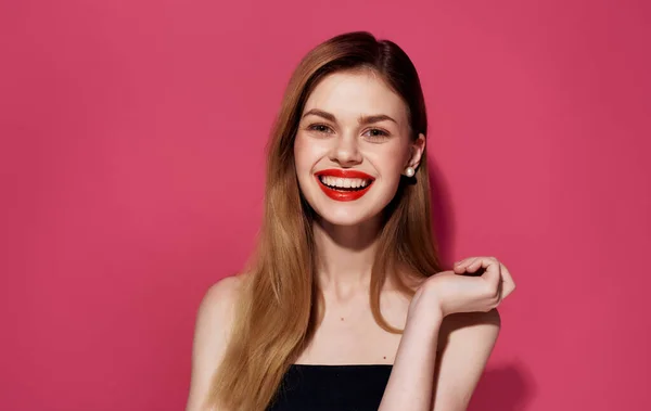 Alegre bonita mujer labios rojos decoración negro vestidos de moda rosa fondo —  Fotos de Stock