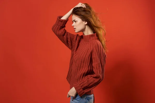 Γυναίκα σε κόκκινο πουλόβερ μόδας ποζάρουν πολυτέλεια glamor μοντέλο — Φωτογραφία Αρχείου
