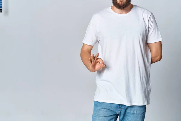 Man met baard in wit t-shirt model kopieerruimte — Stockfoto