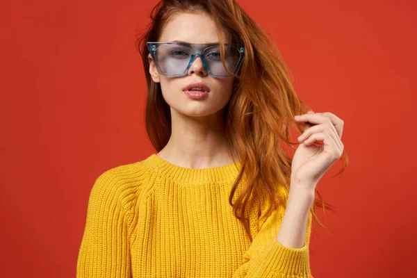 Attraente donna che tiene occhiali per capelli moda giallo maglione — Foto Stock