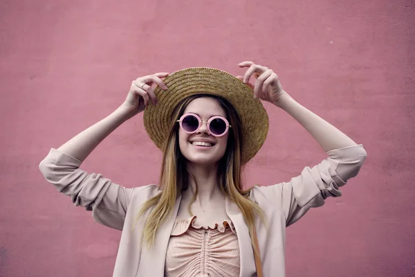 Femme dans la rue portant chapeau et lunettes rose mur city trip — Photo