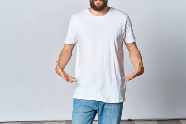Homem barbudo em branco t-shirt mockup espaço de cópia — Fotografia de Stock