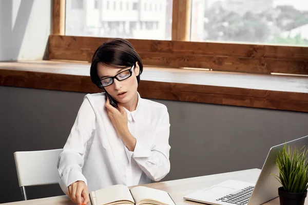 Mulher de negócios sentada em sua mesa na frente do secretário laptop Profissional — Fotografia de Stock
