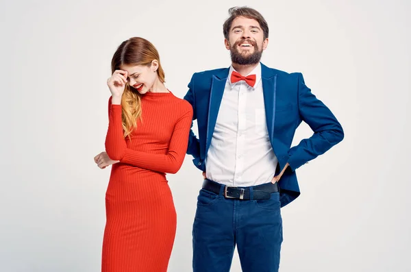 Mladý pár stojící vedle komunikace studio romantiku spolu — Stock fotografie