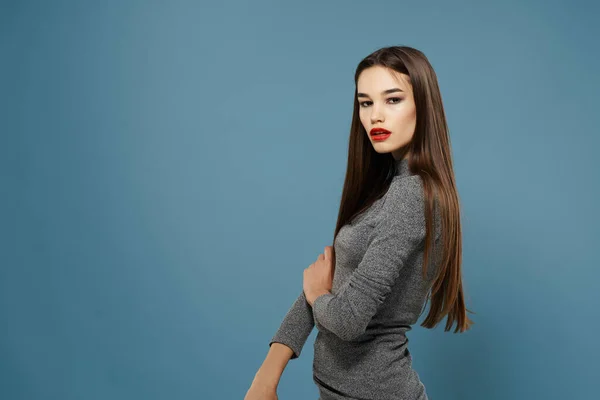 Bonita mujer labios rojos posando fondo azul moda — Foto de Stock