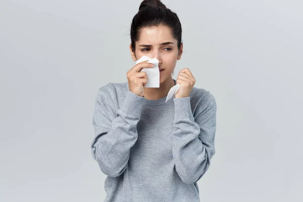 Vrouw veegt haar neus met een zakdoek runny neus gezondheidsproblemen koud — Stockfoto