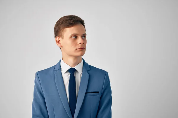 Чоловік з курткою в краватці бізнесмен Професійний ізольований фон — стокове фото
