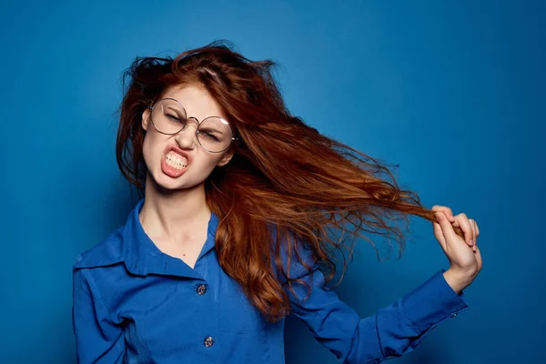 Bonita mulher em azul camisa desarrumado cabelo isolado fundo — Fotografia de Stock