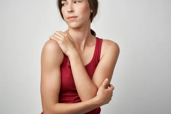 Kobieta w czerwonym T-shirt traumy problemy zdrowotne emocje medycyna — Zdjęcie stockowe