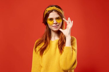 Sarı gözlüklü, kafasında bandaj olan güzel bir kadın.