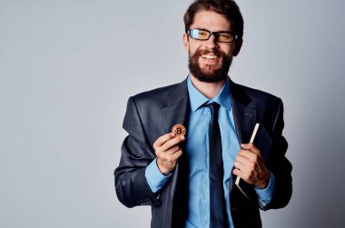 Takım elbiseli finansör kripto para birimi bitcoin teknoloji internet cüzdanı