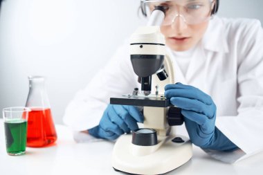 Kadın laboratuvar asistanı mikroskop araştırma bilimi