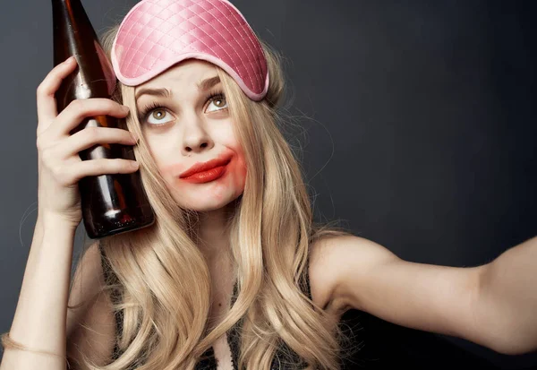 Bonita mulher manchado batom noite vida álcool garrafa isolado fundo — Fotografia de Stock