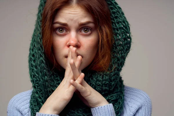 Kranke Frau Erkältung rote Nase Störung isoliert Hintergrund — Stockfoto