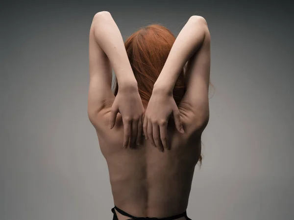 Vörös hajú nő meztelen hát pózol tiszta bőr stúdió — Stock Fotó
