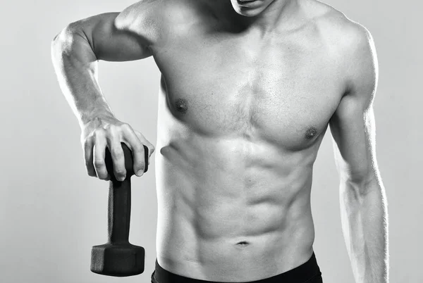 Homem com um torso bombeado exercício muscular exercício posando — Fotografia de Stock