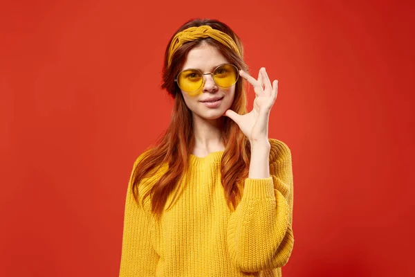 Hezká žena ve žlutých brýlích s obvazem na hlavě zblízka módní — Stock fotografie