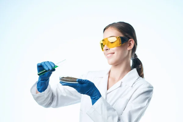 女性研究室アシスタント研究バイオテクノロジー分析科学 — ストック写真