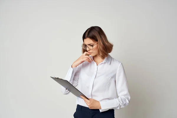 Donna d'affari in camicia bianca documenti di lavoro Copia Spazio — Foto Stock