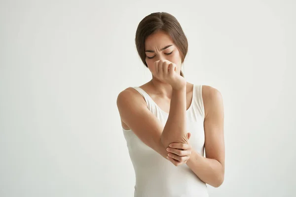 Γυναίκα σε λευκό t-shirt προβλήματα υγείας πόνος στις αρθρώσεις χρόνια ασθένεια — Φωτογραφία Αρχείου