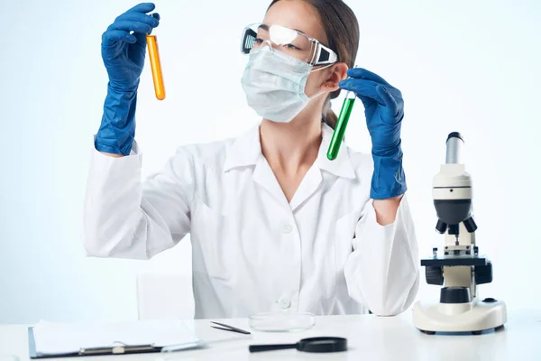 Kobieta chemik analizuje mikroskop laboratoryjny — Zdjęcie stockowe