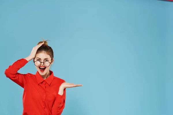 Emotiva donna d'affari in camicia rossa che indossa occhiali gesticolando con il lavoro delle mani — Foto Stock