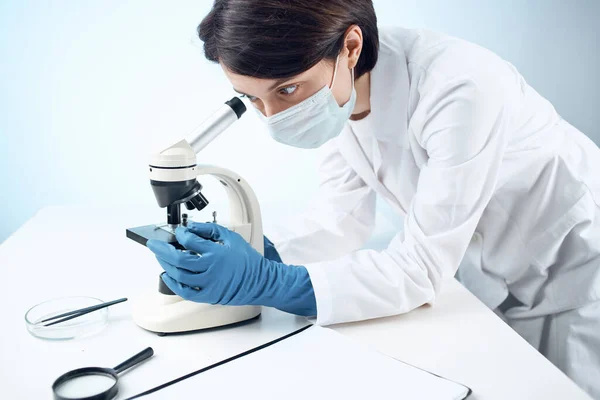 Žena v bílém plášti mikroskop věda práce profesionálové — Stock fotografie