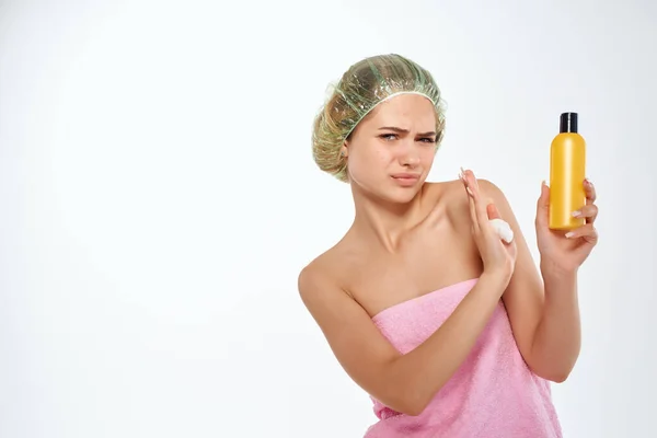 Женщина с голыми плечами и лосьоном для лица — стоковое фото
