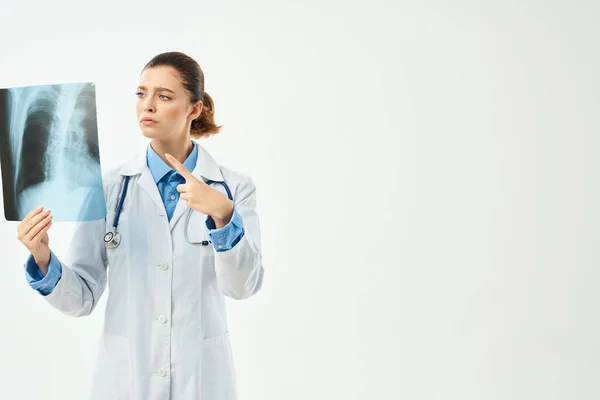 Лікар у білому пальто з рентгенівською медичною студією — стокове фото