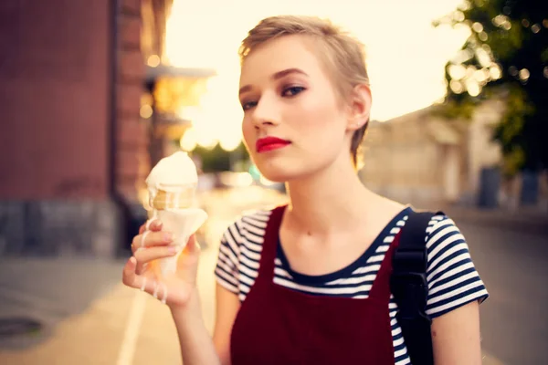 Linda mujer de pelo corto al aire libre comiendo helado divertido — Foto de Stock