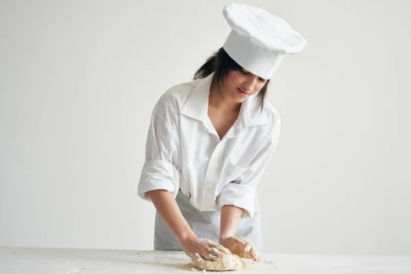 Chef mulher rola massa padaria cozinhar pastelaria — Fotografia de Stock