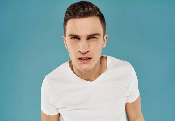 Wütender Mann mit missmutigem Gesichtsausdruck im weißen T-Shirt — Stockfoto