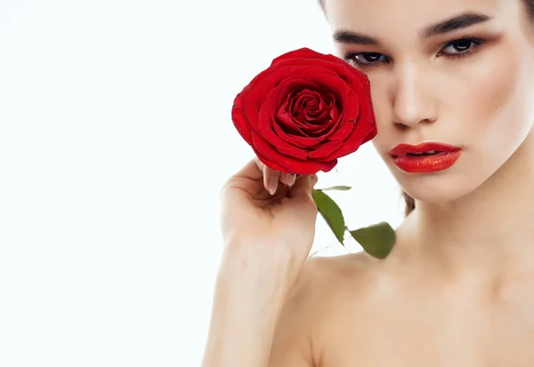 Γυναίκα γυμνοί ώμοι κόκκινο λουλούδι καθαρό δέρμα που θέτει — Φωτογραφία Αρχείου