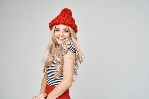Szőke -ban divatos ruhák Red Hat pózol stúdió — Stock Fotó