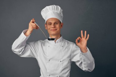 Elinde kepçeyle aşçı lokantayı profesyonel olarak deniyor.