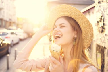 Güzel bir kadın sokak modasında yürüyor yaz mevsiminde