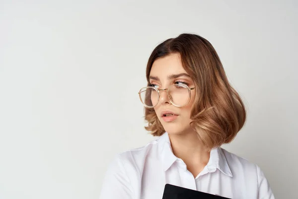 Mulher de negócios usando óculos gerente de escritório finanças trabalho — Fotografia de Stock