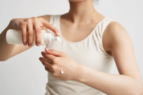 Mujer en blanco tanque superior loción de piel rejuvenecimiento de la salud —  Fotos de Stock