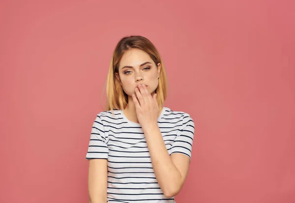 Bonita mulher em um listrado t-shirt divertido mão gestos isolado fundo — Fotografia de Stock