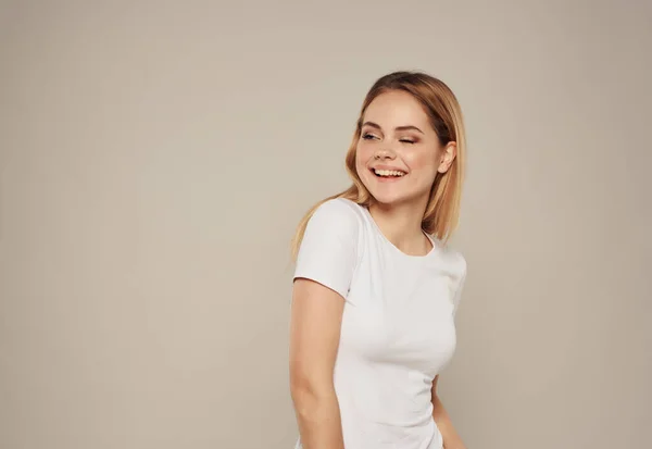 白いTシャツの手のジェスチャースタジオモデルで陽気な女性 — ストック写真