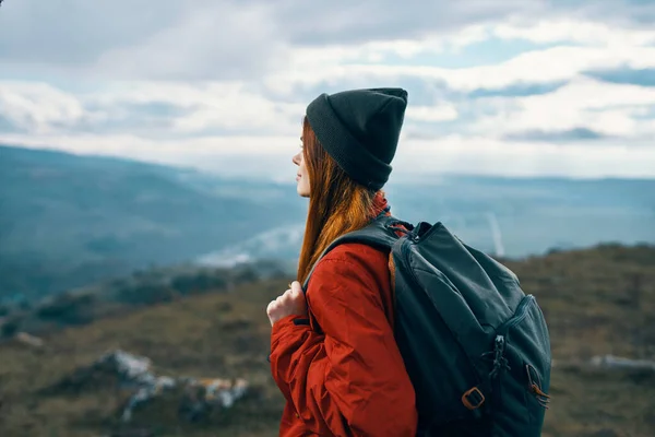 Kobieta zakupy turystyczne plecak góry ekstremalne świeże powietrze — Zdjęcie stockowe
