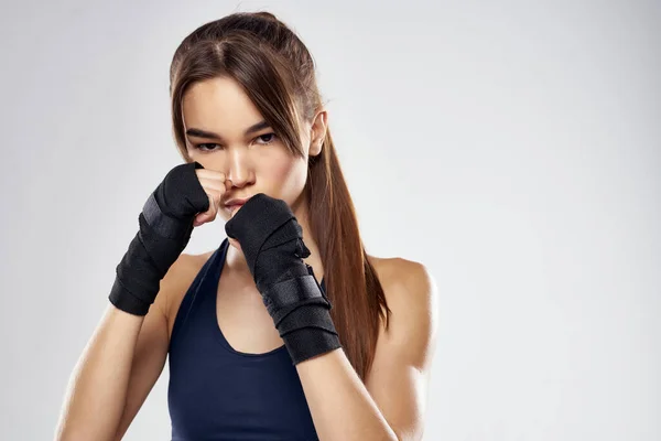 Schöne Frau Hand Verbände Schlagtraining Kämpfer isoliert Hintergrund — Stockfoto