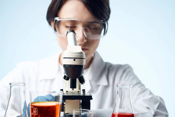 Női orvos orvostudomány laboratóriumi diagnosztika — Stock Fotó