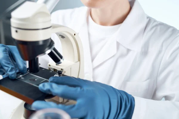 Γυναίκα εργαστηριακή βοηθός μικροσκόπιο διαγνωστική έρευνα μικροβιολογία — Φωτογραφία Αρχείου