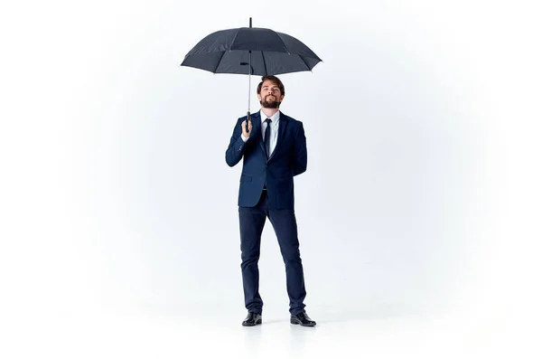 傘エレガントなスタイルの雨の保護を保持するスーツの男 — ストック写真