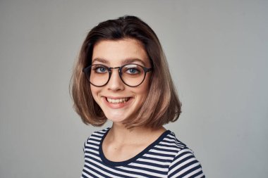 Şık giyinen güzel bir kadın. Arka planda hafif bir yaşam tarzı.